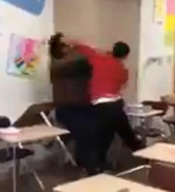 طالب  ثانوية يشن هجوما باللكمات على زميلة له لهذا السبب صورة رقم 3