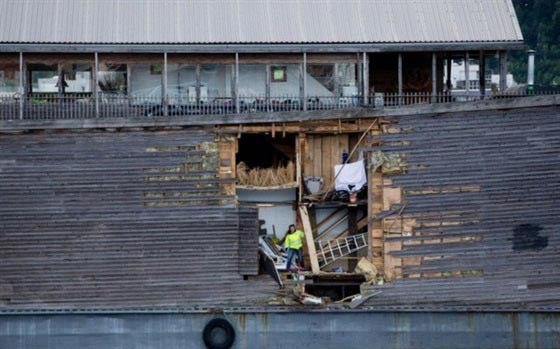 اصطدام مدمر بين زورق نرويجي وبين سفينة نوح!! صورة رقم 2 اصطدام مدمر بين زورق نرويجي وبين سفينة نوح!! صورة رقم 2