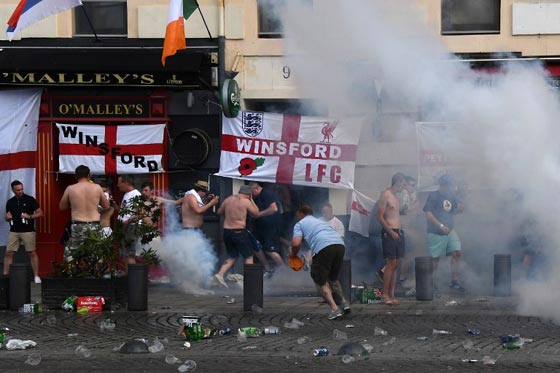 31 جريحا في شجار على الكرة بين روسيا وانجلترا صورة رقم 4