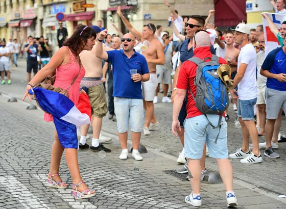 31 جريحا في شجار على الكرة بين روسيا وانجلترا صورة رقم 6