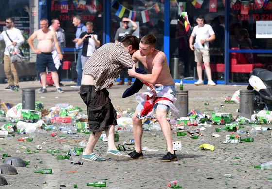 31 جريحا في شجار على الكرة بين روسيا وانجلترا صورة رقم 11