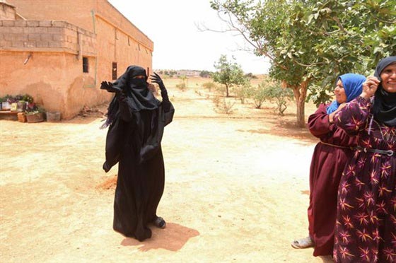 سورية تخلع نقابها بعد تحرير قريتها من الدواعش. لقطات مؤثرة صورة رقم 1