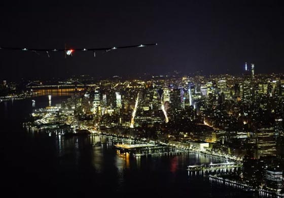 ظهور لامع لطائرة الطاقة الشمسية فوق تمثال الحرية صورة رقم 1 ظهور لامع لطائرة الطاقة الشمسية فوق تمثال الحرية صورة رقم 1