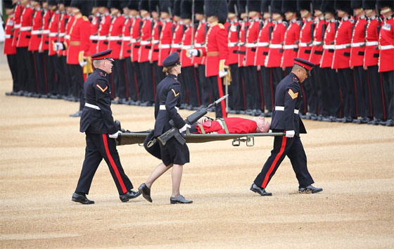  صور حارس ملكي بريطاني ينهار اثناء استعراض بسبب قبعته صورة رقم 5