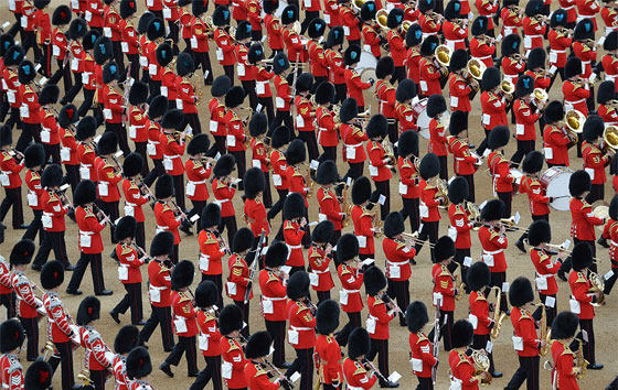  صور حارس ملكي بريطاني ينهار اثناء استعراض بسبب قبعته صورة رقم 7