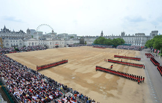  صور حارس ملكي بريطاني ينهار اثناء استعراض بسبب قبعته صورة رقم 6