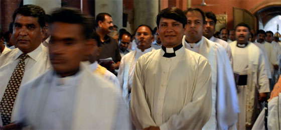 مسلمون في باكستان يجمعون تبرعات لبناء كنيسة لـ20 عائلة مسيحية صورة رقم 6 مسلمون في باكستان يجمعون تبرعات لبناء كنيسة لـ20 عائلة مسيحية صورة رقم 6