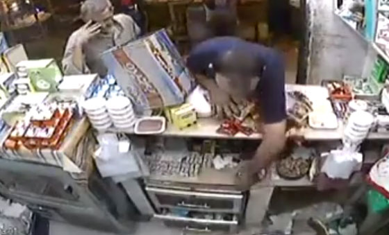 سرقة على السحور.. شاهد كيف سرق النشال هاتف البائعة صورة رقم 1 سرقة على السحور.. شاهد كيف سرق النشال هاتف البائعة صورة رقم 1