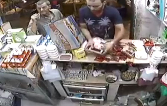 سرقة على السحور.. شاهد كيف سرق النشال هاتف البائعة صورة رقم 2 سرقة على السحور.. شاهد كيف سرق النشال هاتف البائعة صورة رقم 2