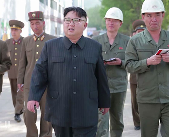 كوريا الشمالية تكرس جهودا لمكافحة التدخين وزعيمها يحمل سيجارة صورة رقم 2 كوريا الشمالية تكرس جهودا لمكافحة التدخين وزعيمها يحمل سيجارة صورة رقم 2