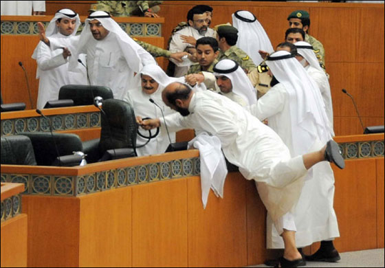 جلسة مجلس الامة الكويتي تنتهي بمعركة وتراشق بالنعال صورة رقم 1 جلسة مجلس الامة الكويتي تنتهي بمعركة وتراشق بالنعال صورة رقم 1