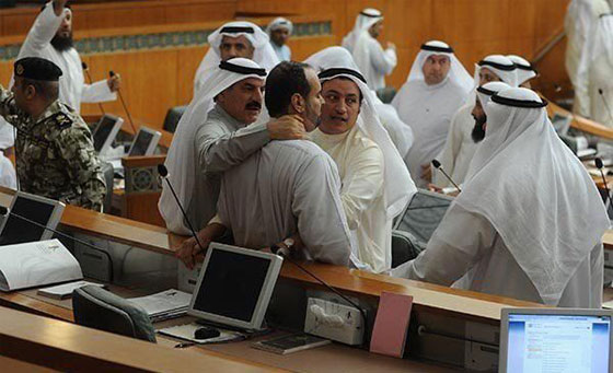 جلسة مجلس الامة الكويتي تنتهي بمعركة وتراشق بالنعال صورة رقم 5 جلسة مجلس الامة الكويتي تنتهي بمعركة وتراشق بالنعال صورة رقم 5