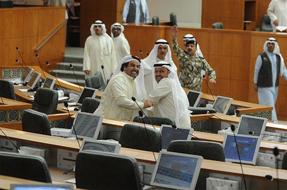 جلسة مجلس الامة الكويتي تنتهي بمعركة وتراشق بالنعال صورة رقم 8 جلسة مجلس الامة الكويتي تنتهي بمعركة وتراشق بالنعال صورة رقم 8