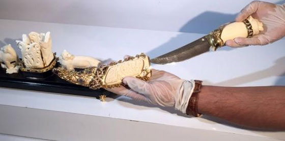 العثور على خنجر القذافي الثمين وسعودي كاد يشتريه بـ10 ملايين دولار صورة رقم 3 العثور على خنجر القذافي الثمين وسعودي كاد يشتريه بـ10 ملايين دولار صورة رقم 3