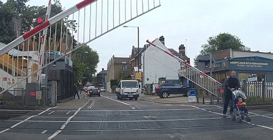 اب يخاطر بحياة طفله بعبوره مزلقان لحظات قبل مرور القطار صورة رقم 4 اب يخاطر بحياة طفله بعبوره مزلقان لحظات قبل مرور القطار صورة رقم 4