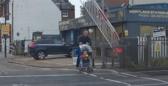 اب يخاطر بحياة طفله بعبوره مزلقان لحظات قبل مرور القطار صورة رقم 2 اب يخاطر بحياة طفله بعبوره مزلقان لحظات قبل مرور القطار صورة رقم 2