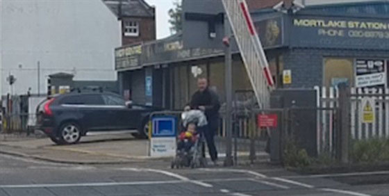 اب يخاطر بحياة طفله بعبوره مزلقان لحظات قبل مرور القطار صورة رقم 1 اب يخاطر بحياة طفله بعبوره مزلقان لحظات قبل مرور القطار صورة رقم 1