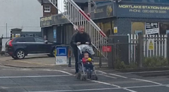 اب يخاطر بحياة طفله بعبوره مزلقان لحظات قبل مرور القطار صورة رقم 3 اب يخاطر بحياة طفله بعبوره مزلقان لحظات قبل مرور القطار صورة رقم 3