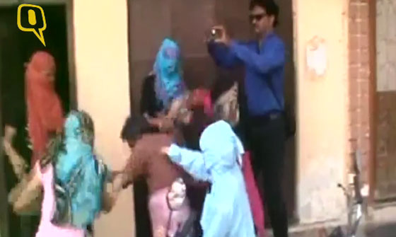 طلاب مدرسة هندية يلقنون معلم الموسيقى علقة ساخنة.. فيديو صورة رقم 2 طلاب مدرسة هندية يلقنون معلم الموسيقى علقة ساخنة.. فيديو صورة رقم 2