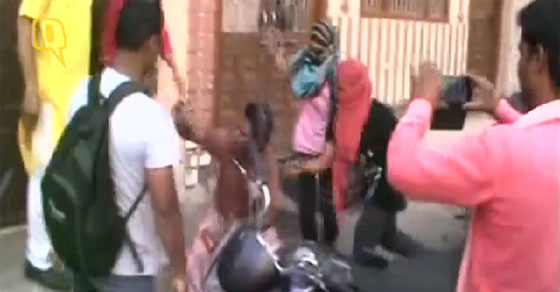 طلاب مدرسة هندية يلقنون معلم الموسيقى علقة ساخنة.. فيديو صورة رقم 1 طلاب مدرسة هندية يلقنون معلم الموسيقى علقة ساخنة.. فيديو صورة رقم 1