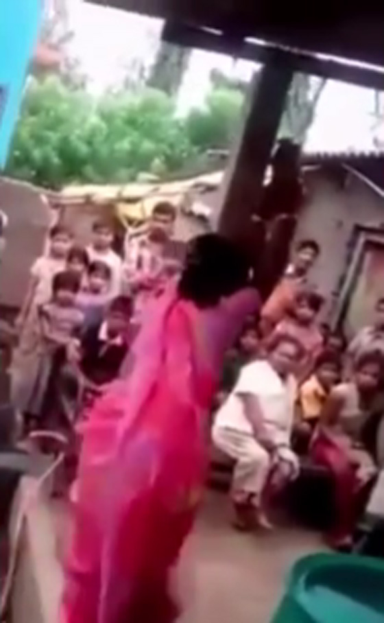 امراة وعشيقها يتعرضان للضرب الهستيري من الزوج الغاضب. صورة رقم 1