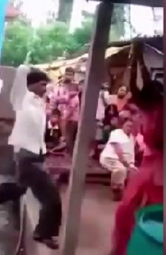 امراة وعشيقها يتعرضان للضرب الهستيري من الزوج الغاضب. صورة رقم 2