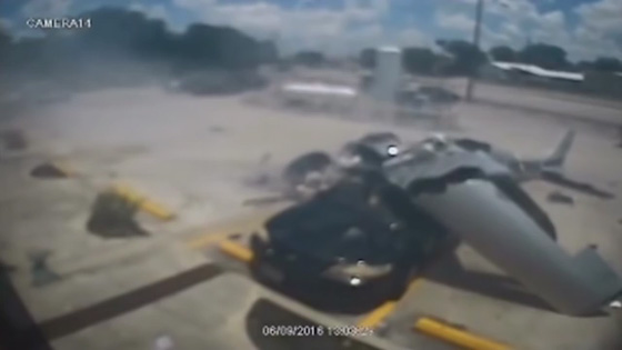 سقوط طائرة على سيارة.. شاهد ما حدث لركابها صورة رقم 2