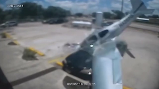 سقوط طائرة على سيارة.. شاهد ما حدث لركابها صورة رقم 3