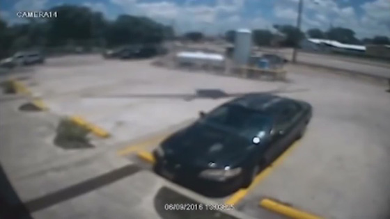 سقوط طائرة على سيارة.. شاهد ما حدث لركابها صورة رقم 1