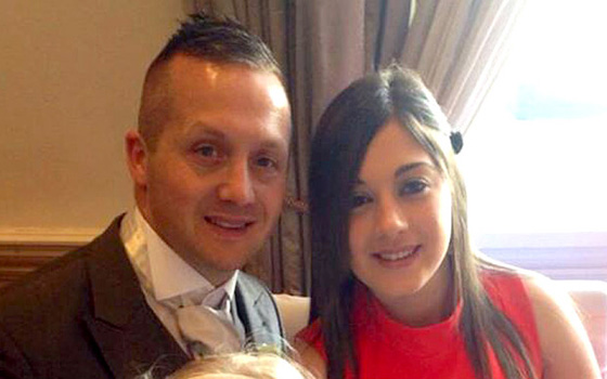 اخبرها انه خدعها فدفعته للتطاير في الهواء على طريقة الجمباز صورة رقم 9