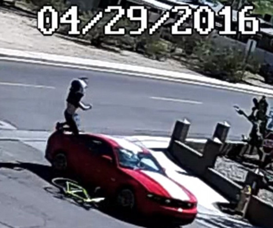 اخبرها انه خدعها فدفعته للتطاير في الهواء على طريقة الجمباز صورة رقم 7