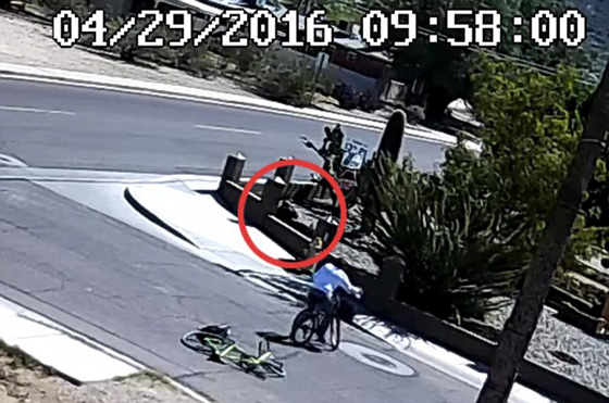 اخبرها انه خدعها فدفعته للتطاير في الهواء على طريقة الجمباز صورة رقم 5