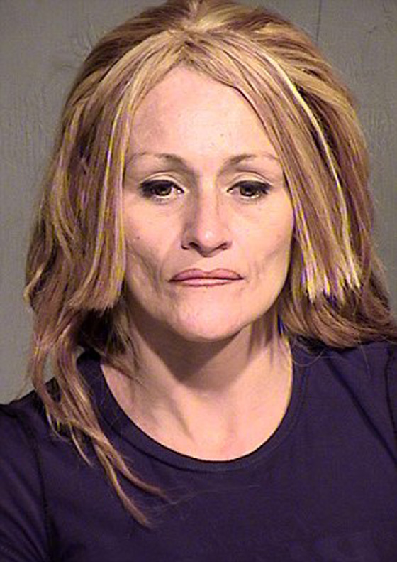 اخبرها انه خدعها فدفعته للتطاير في الهواء على طريقة الجمباز صورة رقم 3