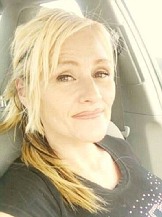 اخبرها انه خدعها فدفعته للتطاير في الهواء على طريقة الجمباز صورة رقم 1