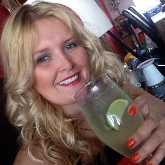 اخبرها انه خدعها فدفعته للتطاير في الهواء على طريقة الجمباز صورة رقم 12