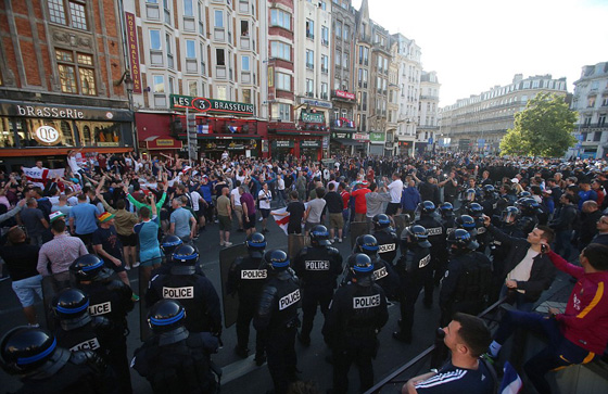 شغب انكليزي في فرنسا يسفر عن اصابات واعتقالات بالعشرات صورة رقم 10