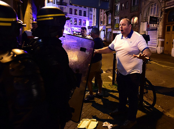 شغب انكليزي في فرنسا يسفر عن اصابات واعتقالات بالعشرات صورة رقم 16