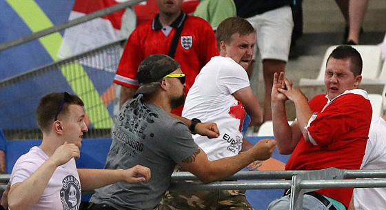 شغب انكليزي في فرنسا يسفر عن اصابات واعتقالات بالعشرات صورة رقم 21