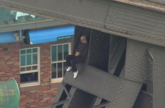 مجهول يوقف حركة السير على جسر سيدني بعهد تسلقه له صورة رقم 1