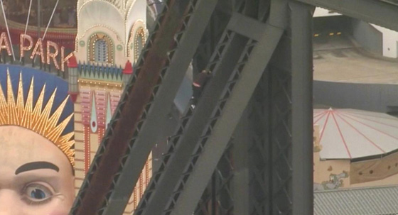 مجهول يوقف حركة السير على جسر سيدني بعهد تسلقه له صورة رقم 2