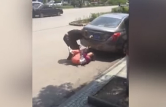 تلقين رجل حاول طعن فتاة في وضح النهار درسا ساخنا صورة رقم 2