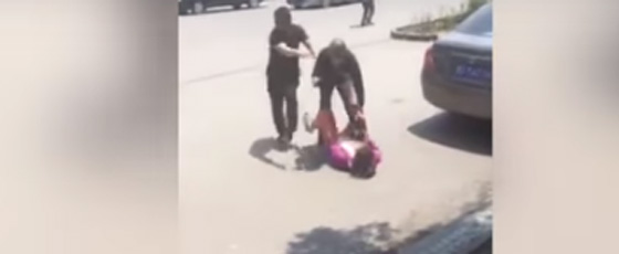 تلقين رجل حاول طعن فتاة في وضح النهار درسا ساخنا صورة رقم 1