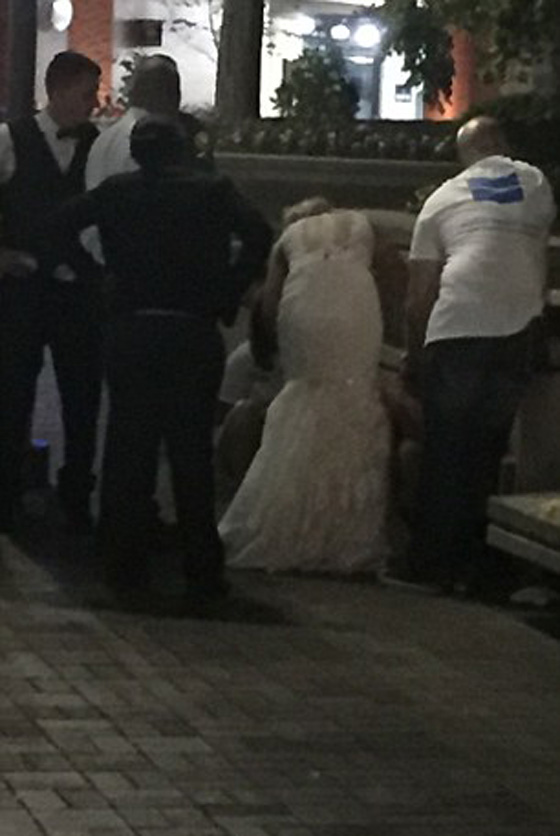 ممرضة عروس تنقذ امرأة بالتنفس الاصطناعي وهي بثوب زفافها  صورة رقم 1