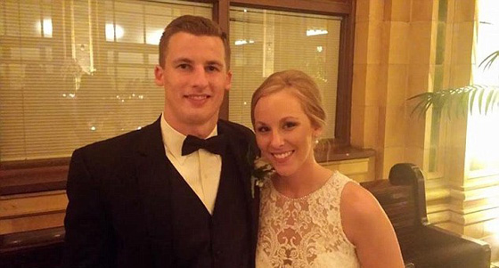 ممرضة عروس تنقذ امرأة بالتنفس الاصطناعي وهي بثوب زفافها  صورة رقم 2