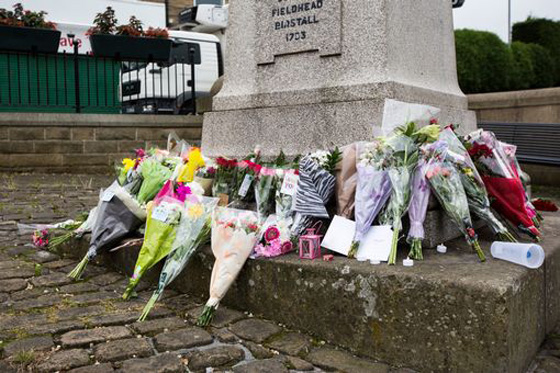 وفاة النائب جو كوكس بعد الاعتداء عليها تصدم البريطانيين صورة رقم 7