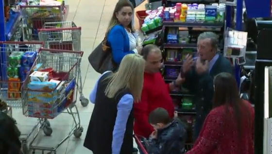 شاهد ماذا فعل لبنانيون لدى رؤيتهم عجوزا يسرق من سوبرماركت صورة رقم 4