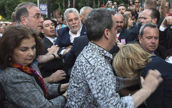 تعرُّض مسؤول كندي لاعتداء خلال تأبين ضحايا اورلاندو صورة رقم 4 تعرُّض مسؤول كندي لاعتداء خلال تأبين ضحايا اورلاندو صورة رقم 4