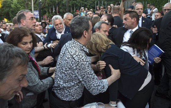 تعرُّض مسؤول كندي لاعتداء خلال تأبين ضحايا اورلاندو صورة رقم 2 تعرُّض مسؤول كندي لاعتداء خلال تأبين ضحايا اورلاندو صورة رقم 2