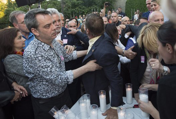 تعرُّض مسؤول كندي لاعتداء خلال تأبين ضحايا اورلاندو صورة رقم 5 تعرُّض مسؤول كندي لاعتداء خلال تأبين ضحايا اورلاندو صورة رقم 5