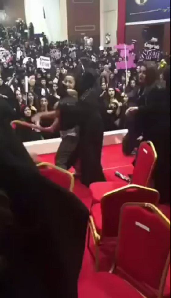 حفل تخرج يشهد مشاجرة ساخنة بين فتيات بحرينيات صورة رقم 2